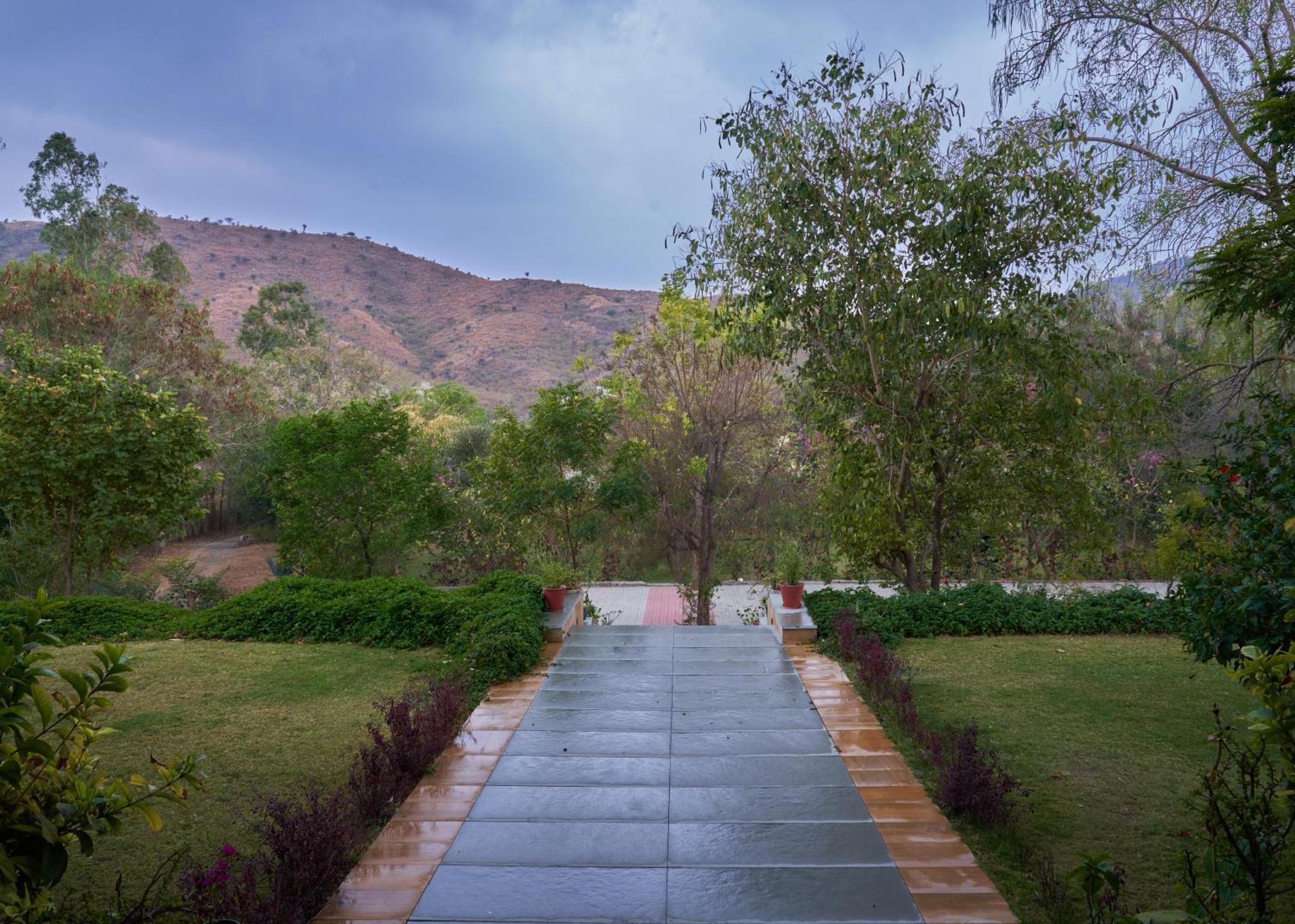The Hunting Lodge Resort Udaipur - Villas & Pool Dabok Esterno foto