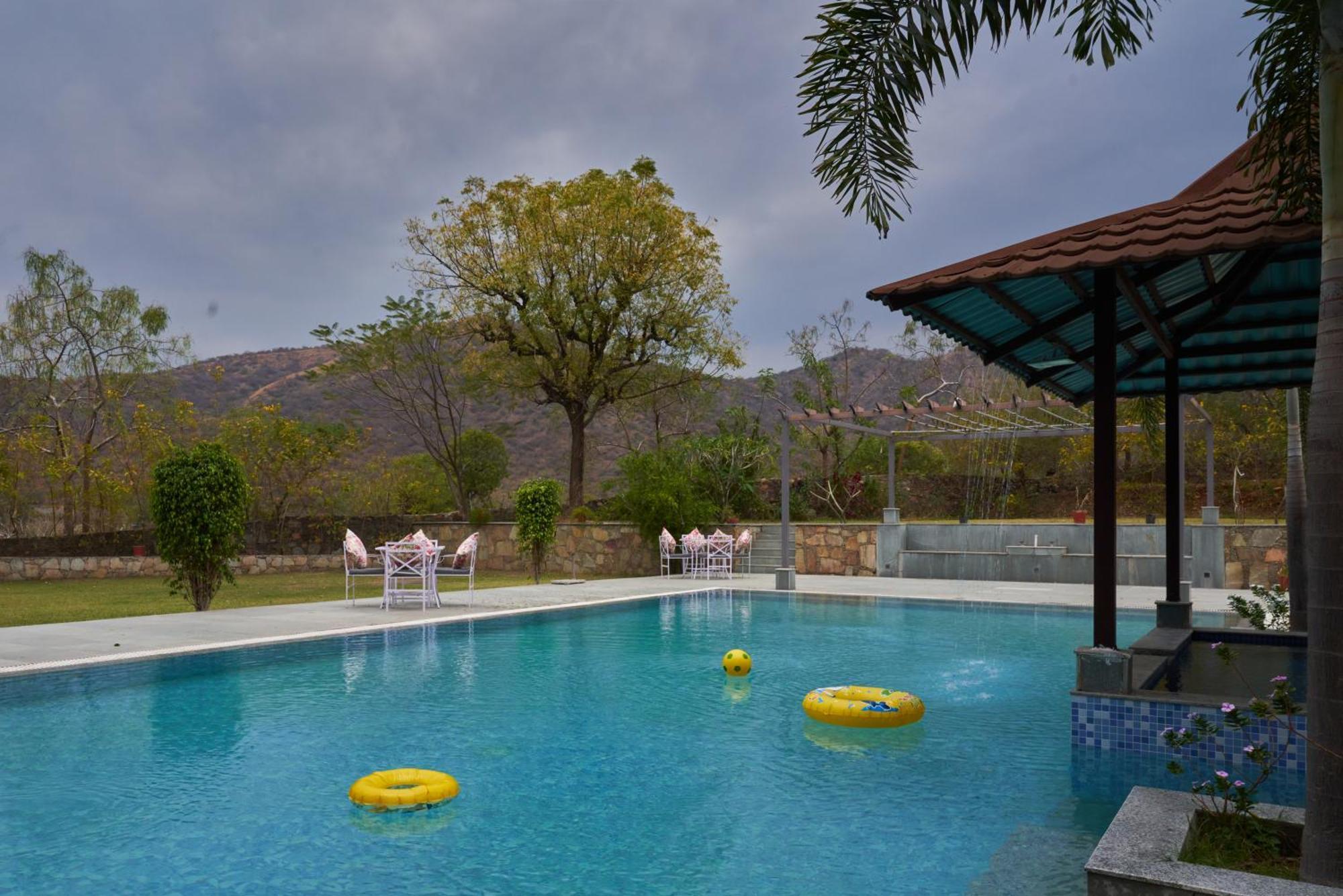 The Hunting Lodge Resort Udaipur - Villas & Pool Dabok Esterno foto